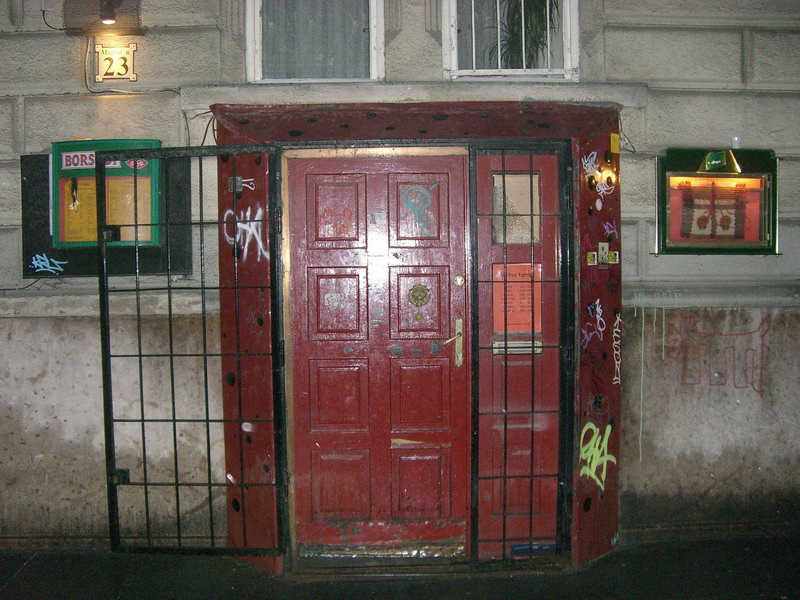 Szerényen megbújik