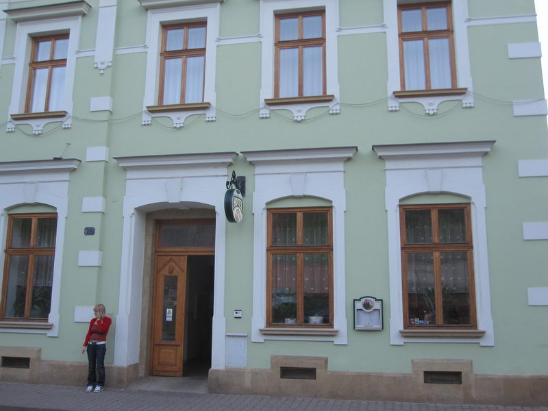 A hotel és étterem bejárata