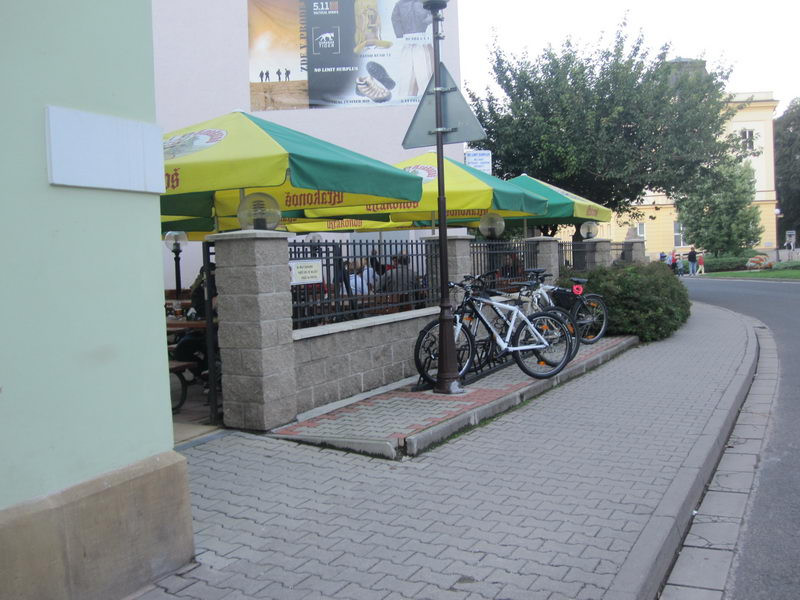 Kert melett a bringatároló