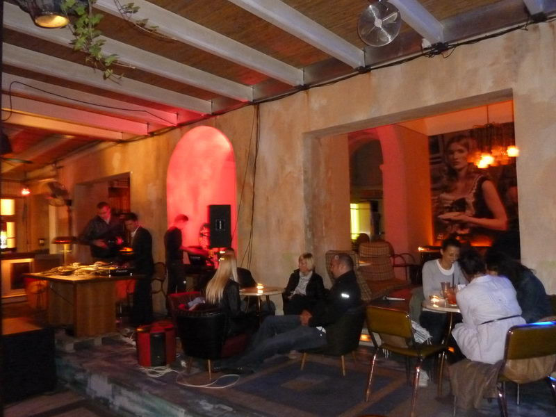 DJ mellett parkoló