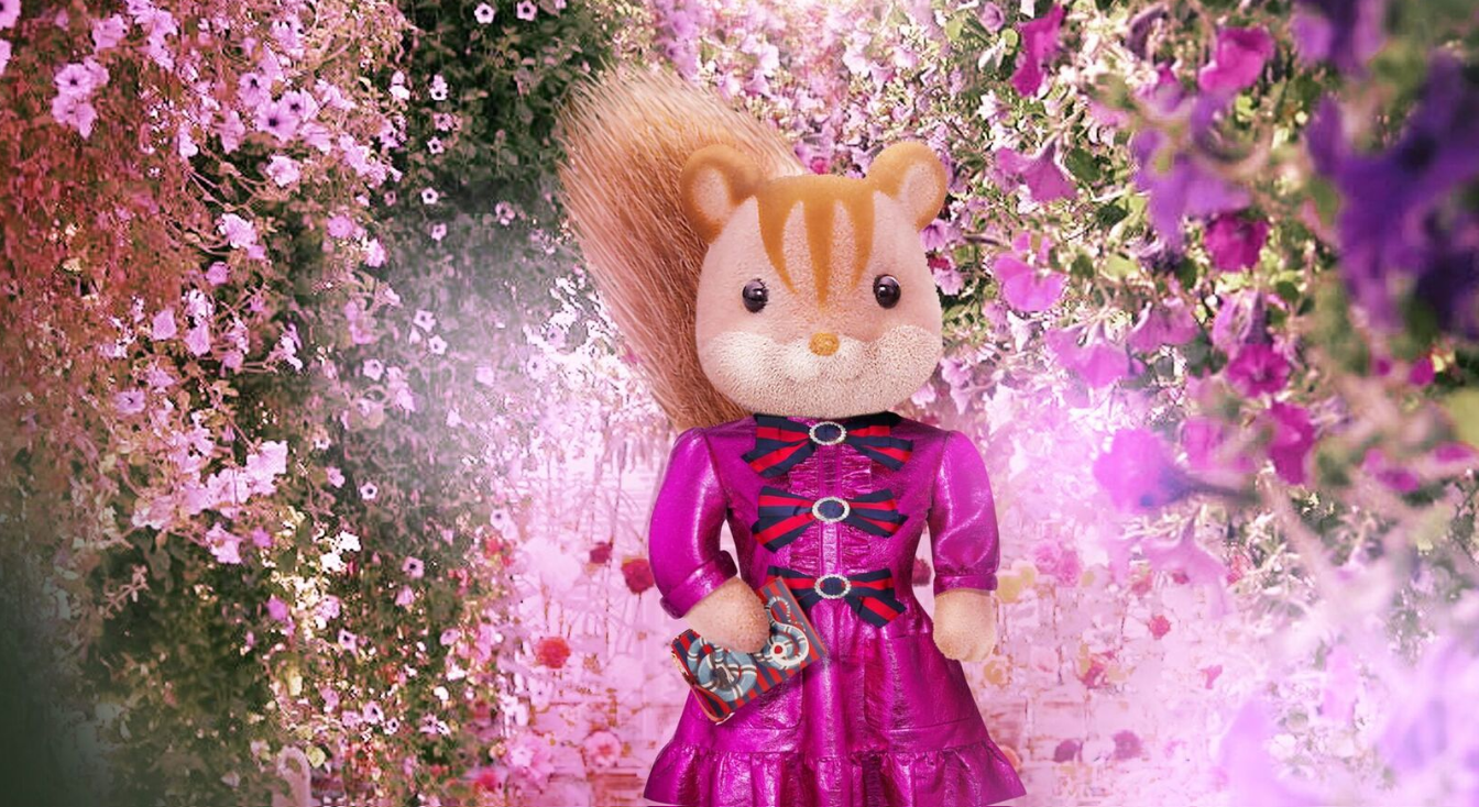 Saffron, a mókus egy pink színű Gucci bőrruhában. 