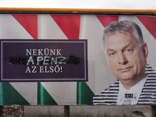 Bocs, ez politika lesz