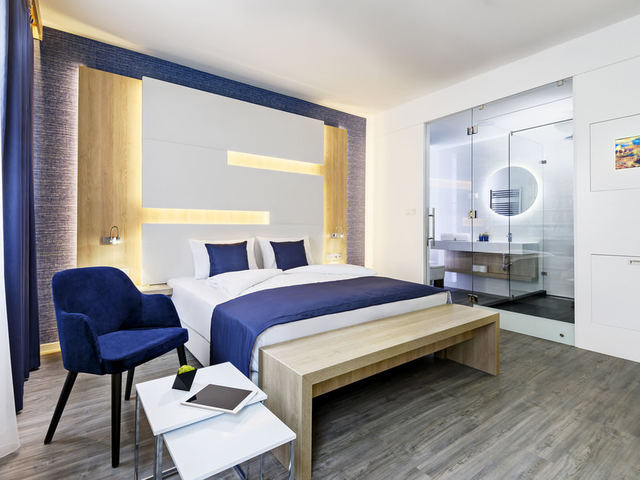 Budapesten nyílt meg a világ első robothotelja!