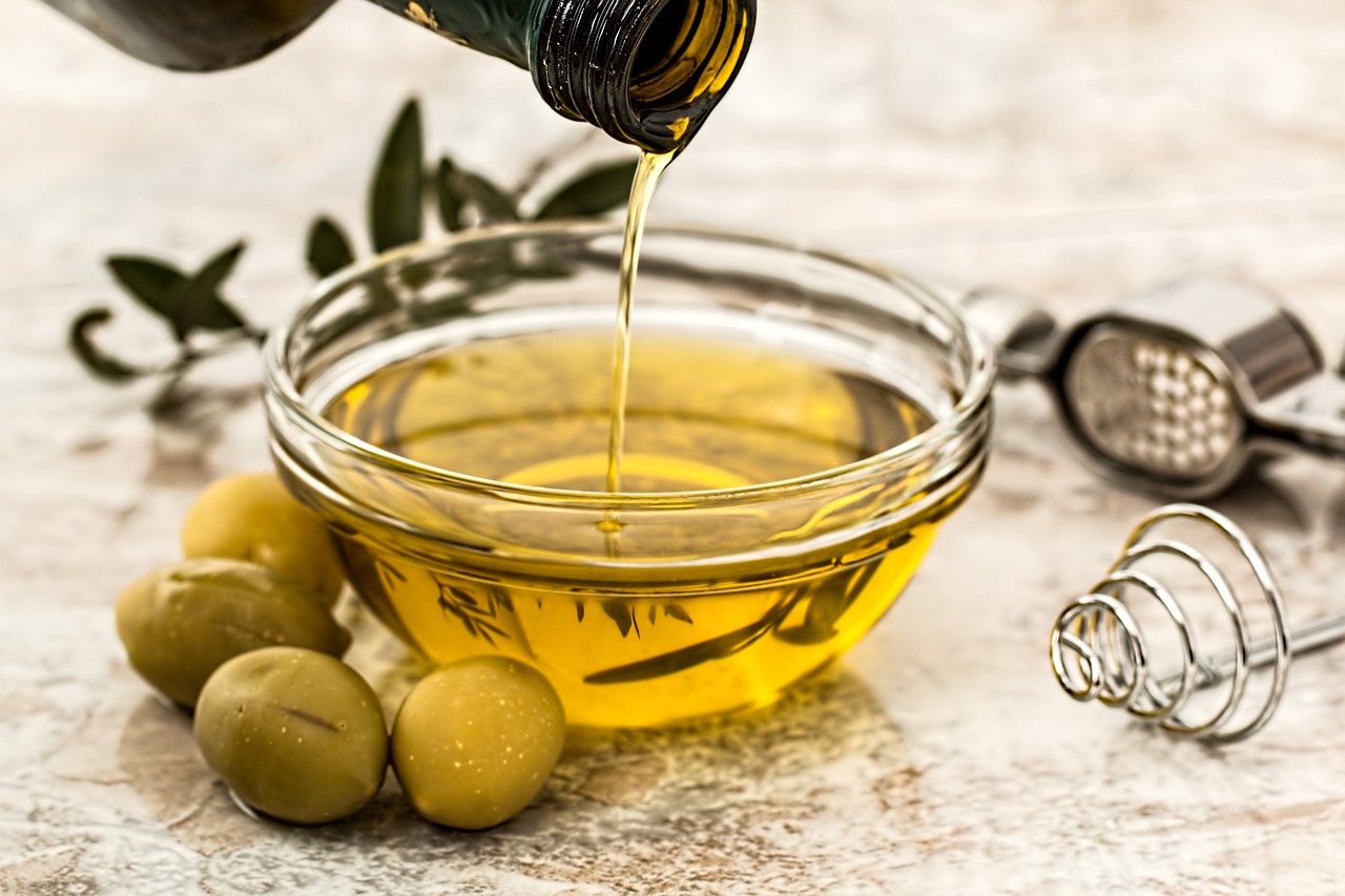 olive-oil-ga9e678fe9_1280.jpg