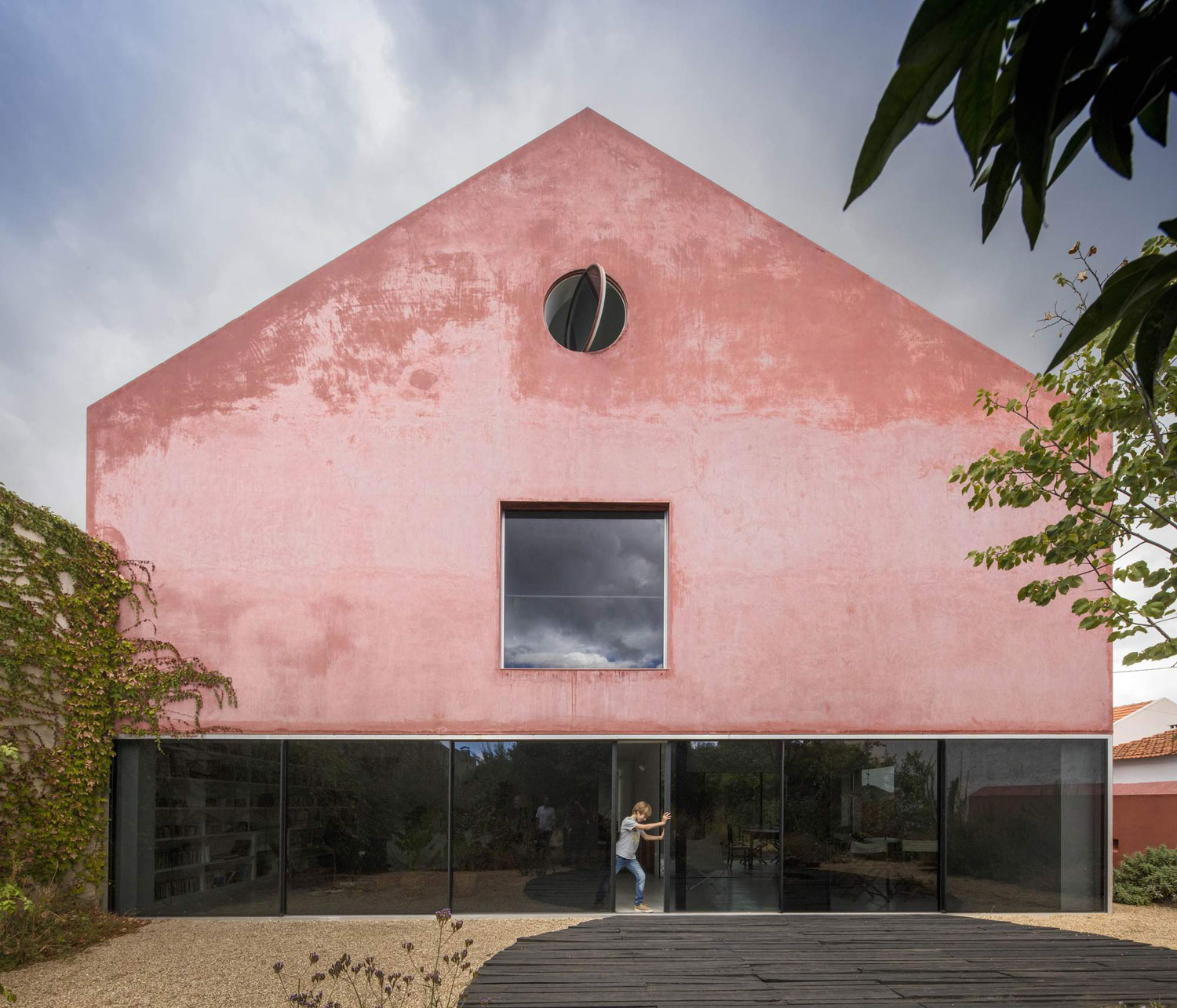 konyhasziget_minimal_haz_portugaliabol_red-house-in-setubal-portugal-by-extrastudio.jpg