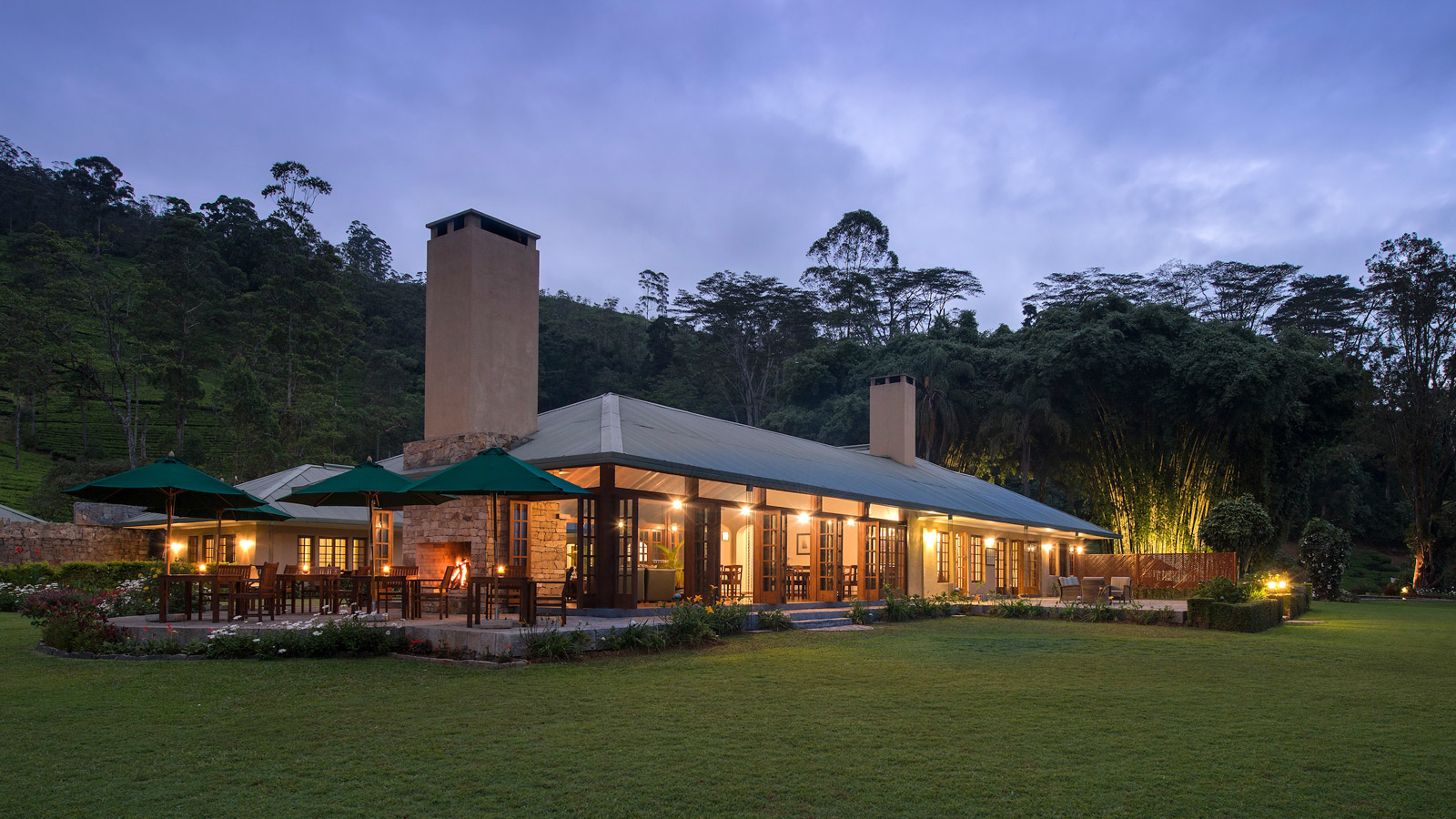 konyhasziget_ut_a_teahoz_norwood-bungalow-at-dusk.jpg