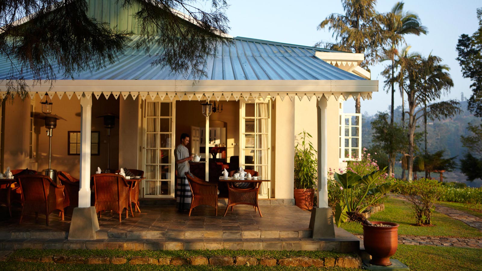 konyhasziget_ut_a_teahoz_setting-breakfast-on-terrace-castlereagh.jpg