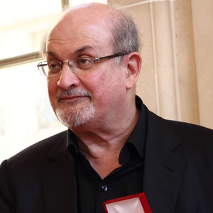A Twitter Rushdie halálos fenyegetése miatt korlátozza az ajatollah fiókját