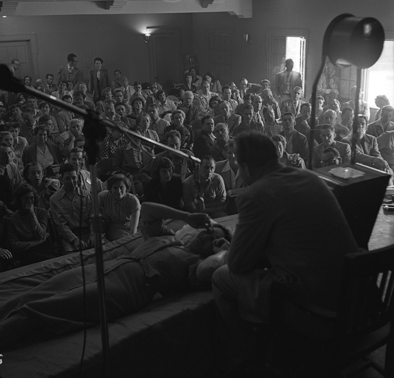 800px-l_ron_hubbard_conducting_dianetics_seminar_in_los_angeles_in_1950.jpg