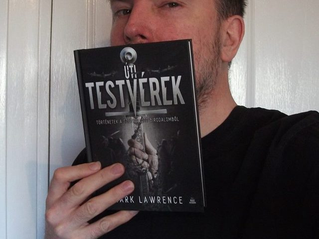 Nyerj dedikált Úti testvéreket! - Különleges nyereményjáték a Könyvkritikákon!