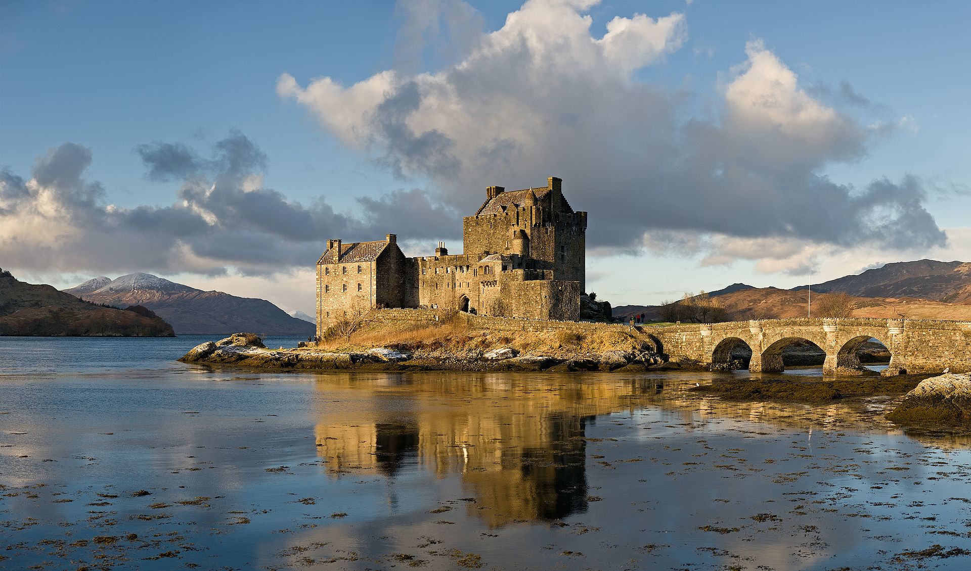 eilean_donan_castle_scotland_jan_2011.jpg