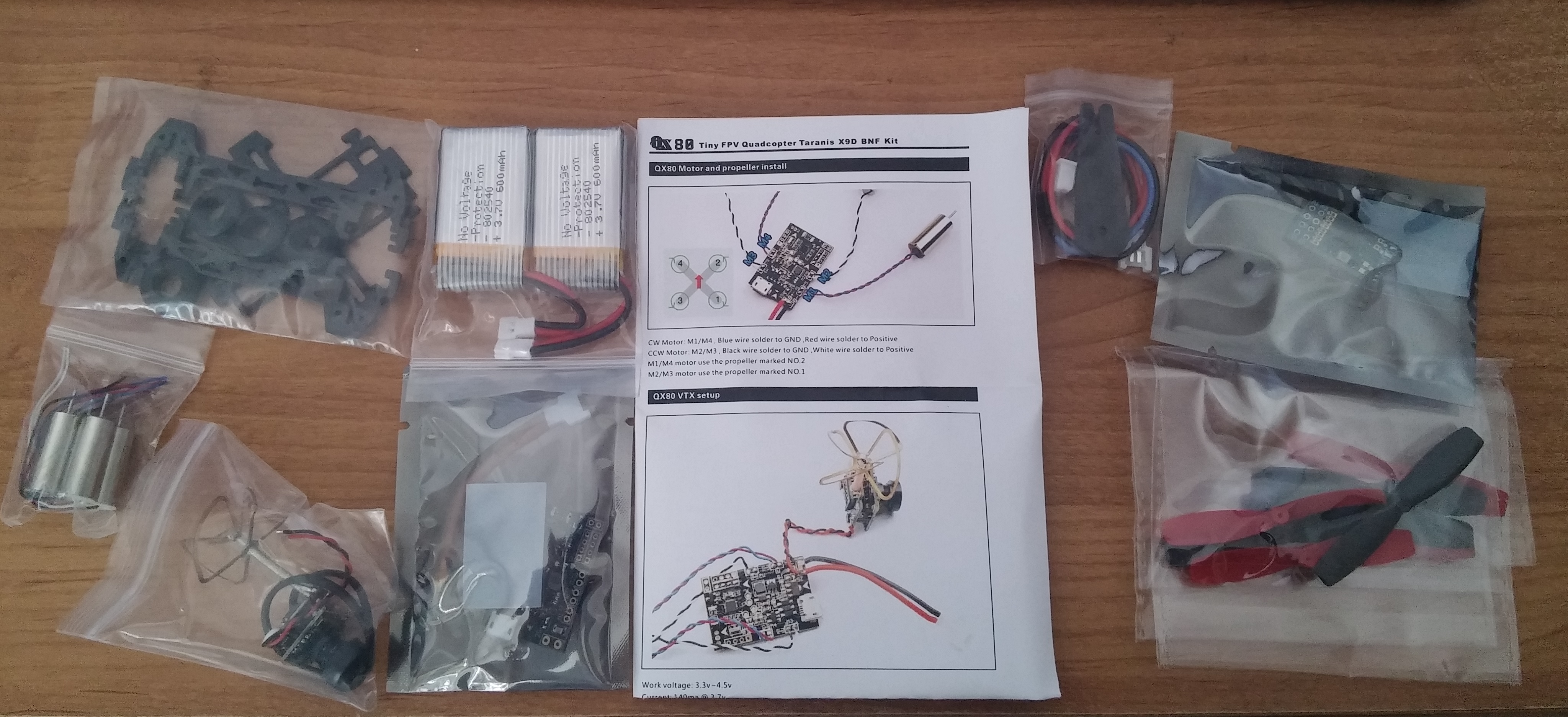 A doboz tartalma a következő:<br />- karbonváz<br />- 4 darab 0820, azaz 8,5mm X 20mm szénkefés motor 3,7 voltra<br />- micro FPV kamera<br />- két darab akku - 3,7V / 600mAh, 25C<br />- SP F3 brushed repülésvezérlő<br />- használati utasiítás<br />- akkukábel 2S balance csatlakozóra<br />- vevő, igény szerint DSM2 / FlySky / FrSky<br />- két szett propeller