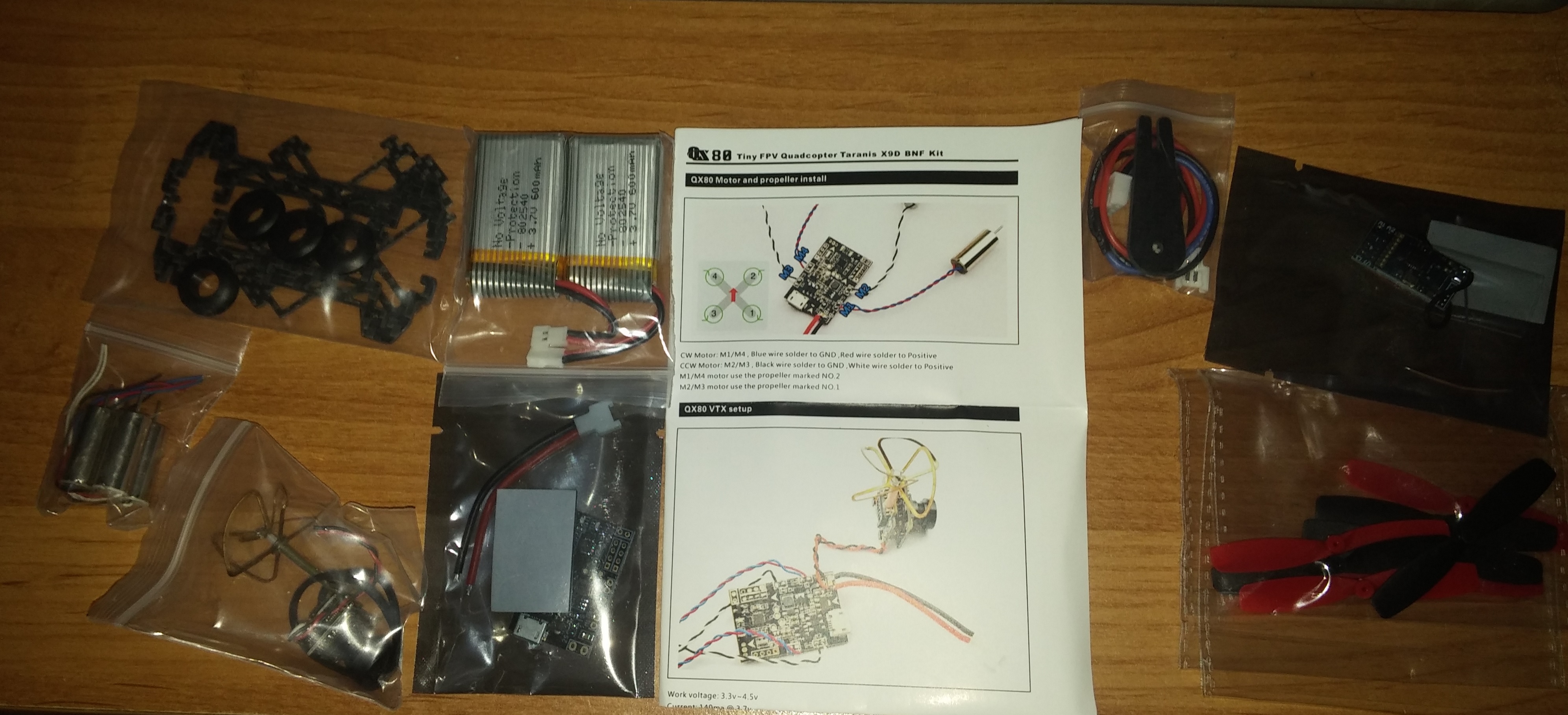 A doboz tartalma a következő:<br />- karbonváz<br />- 4 darab 0820, azaz 8,5mm X 20mm szénkefés motor 3,7 voltra<br />- micro FPV kamera<br />- két darab akku - 3,7V / 600mAh, 25C<br />- SP F3 brushed repülésvezérlő<br />- használati utasiítás<br />- akkukábel 2S balance csatlakozóra<br />- vevő, igény szerint DSM2 / FlySky / FrSky<br />- két szett propeller