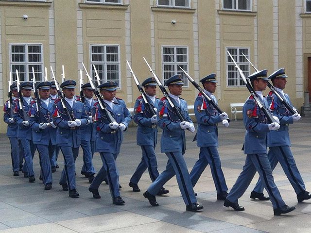 Őrségváltás a cseh elnöki palota előtt