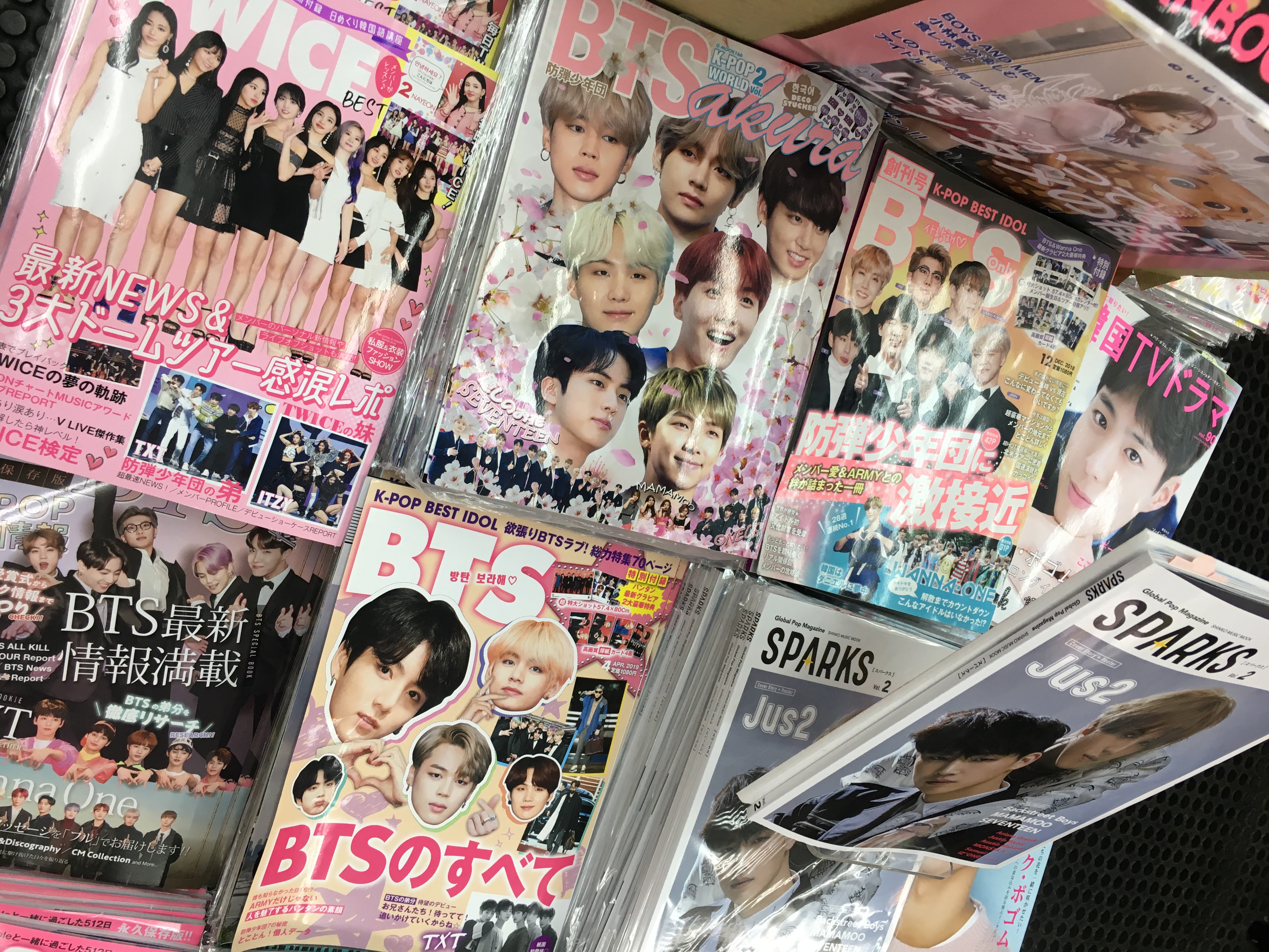  Japán k-pop magazinok címlapjain a BTS és a Twice