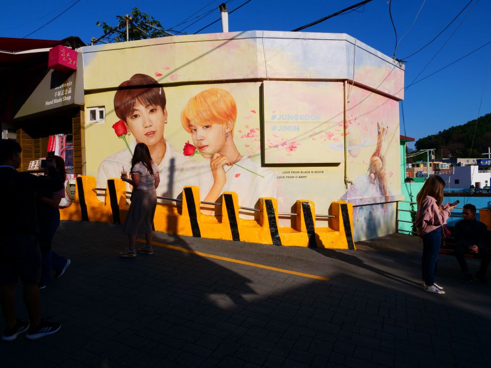 Szintén népszerű Jungkook és Jimin, a két k-popsztár freskója is<br />