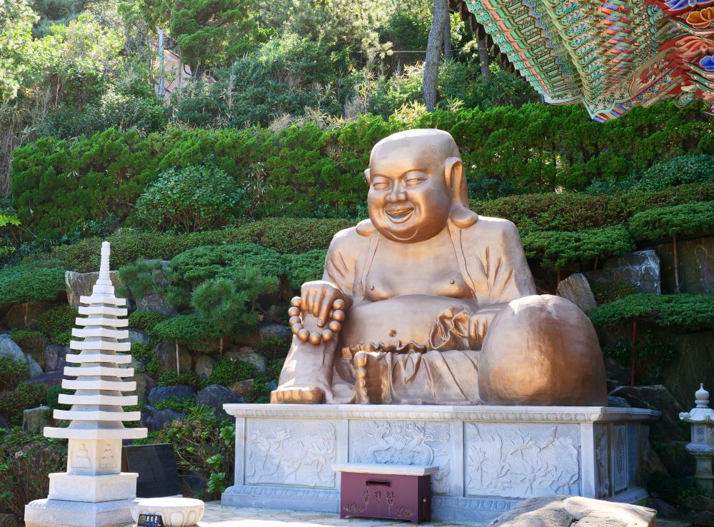 A főszentély bal oldalán egy hatalmas Pode-Hvaszang, a jövő Buddhájának szobra áll