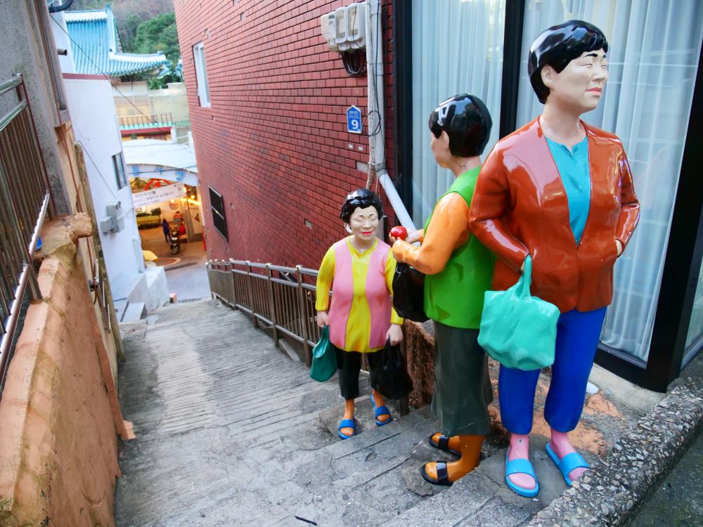 Kim Sungjin szoboregyüttese, a ’Shopping Basket with Happiness’ figurái mintha éppen hazafelé tartanának a piacról
