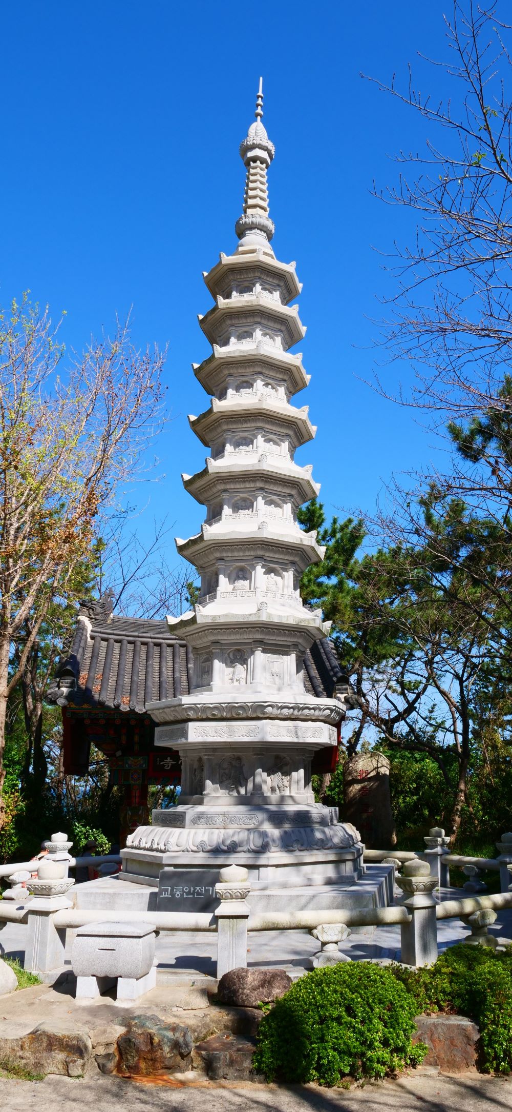 A főkapu előtt egy hétszintes pagoda áll<br />