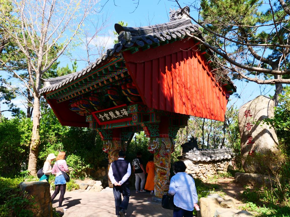 A Hedong Jongkungsza főkapuján hagyományosan handzsával van kiírva a templom neve<br />
