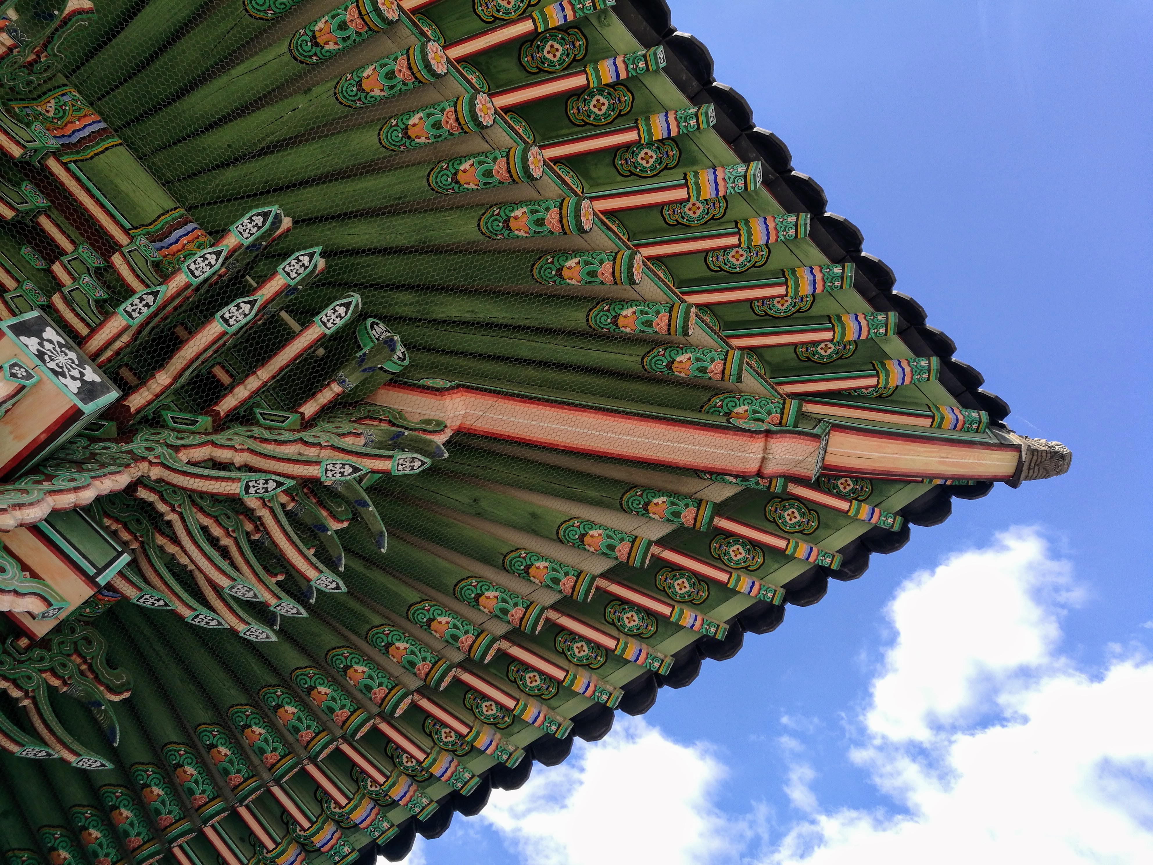 gyeongbokgung_palace_roof_2.jpg