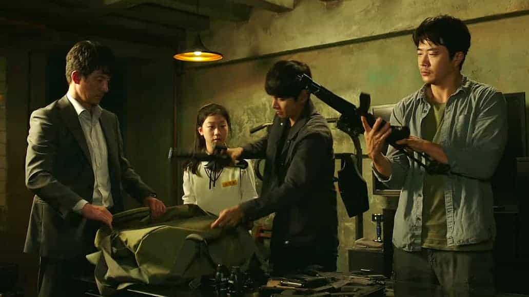 Dzsun jelenét utolérte a múltja, így együtt fegyverkezik fel régi társaival és kislányával (Lee Ji-won)