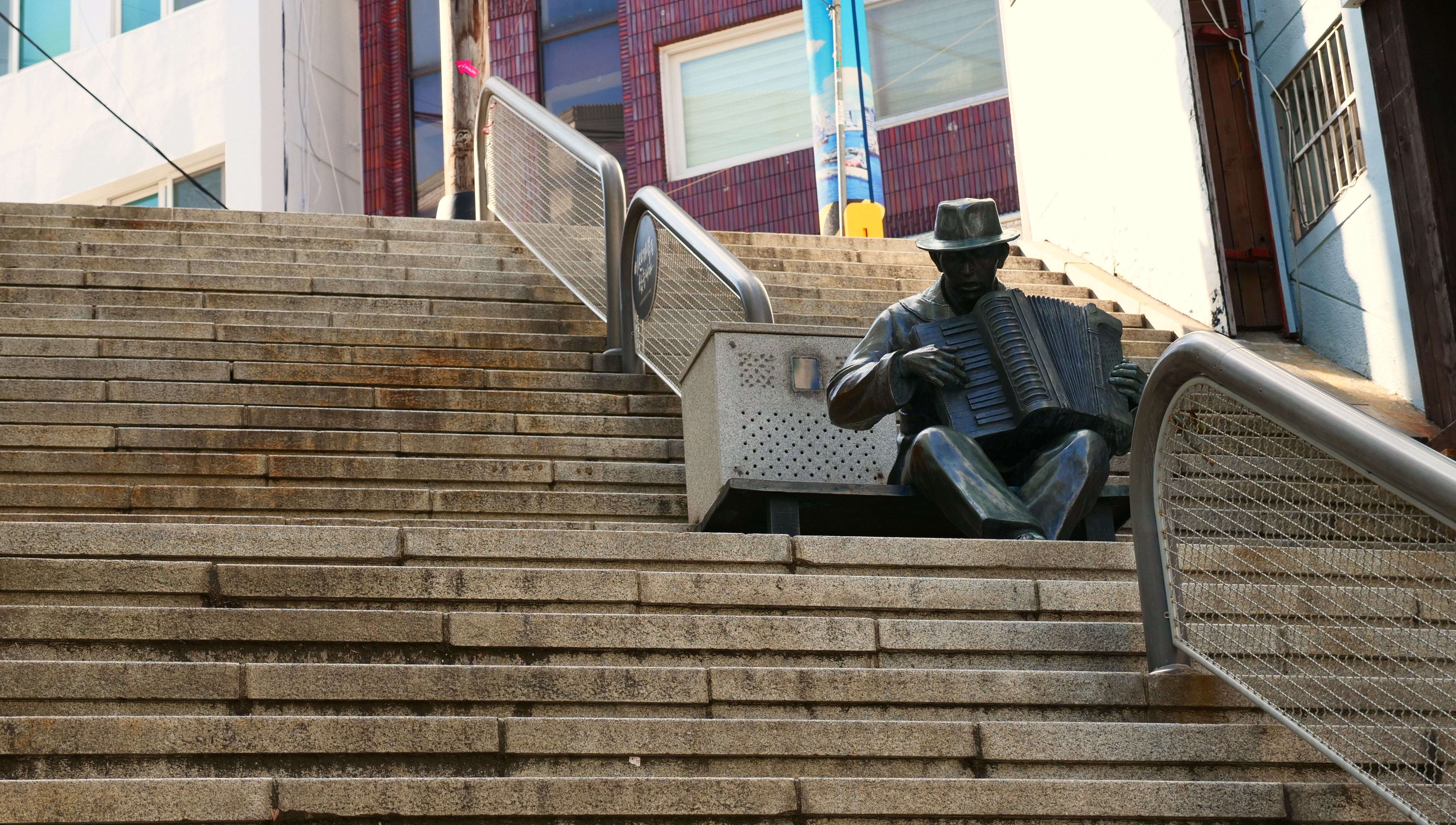 A harmonikás szobra a lépcsősor közepén