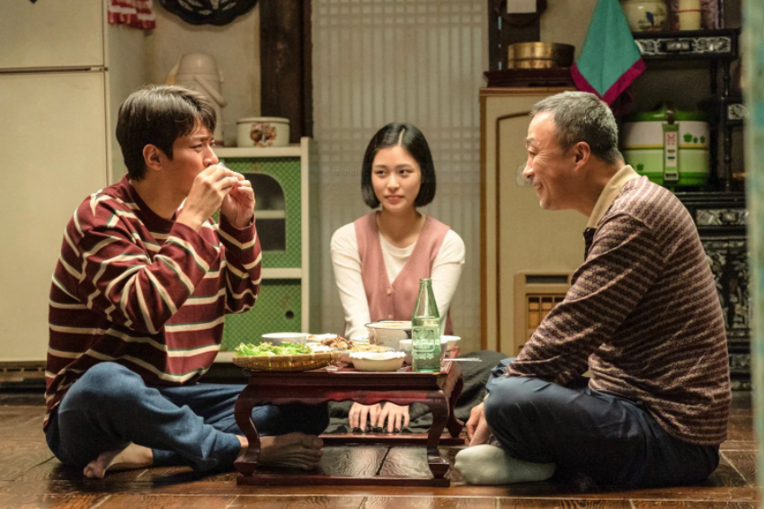 Egy ritka, meghitt pillanat Joon-kyeong, Bo-kyeong (Lee Soo-kyung) és apjuk, Tae-yoon (Lee Sung-min) között<br />© 2021 LOTTE ENTERTAINMENT & BLOSSOM PICTURES CO., LTD. All Rights Reserved.