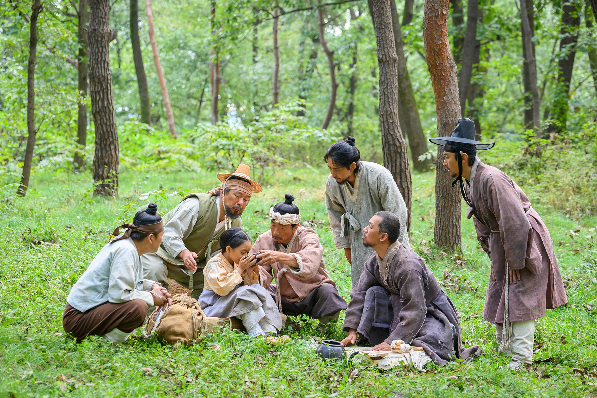 A díszes társaság egyként viseli gondját a kis Cheongnak (Kim Ha-yeon)