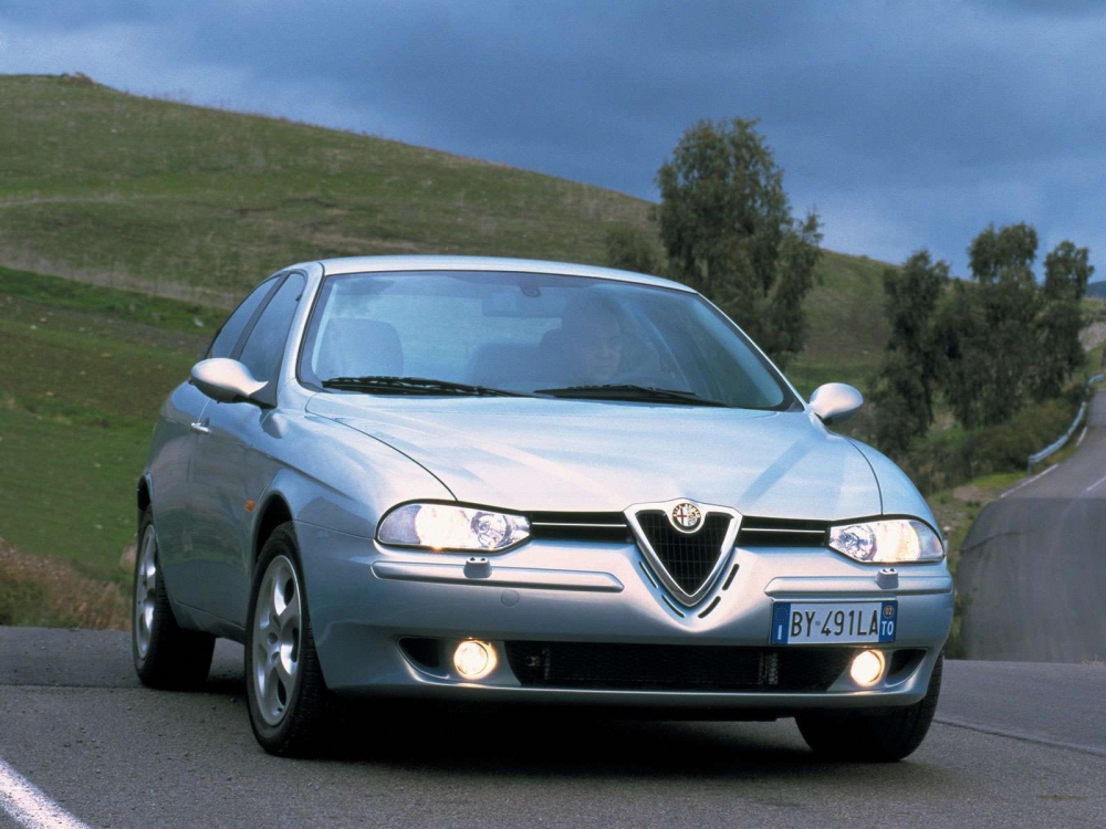 Sokak által a legszebb Alfa Romeonak tartott modell a 156-os. Én azért vitatkoznék.