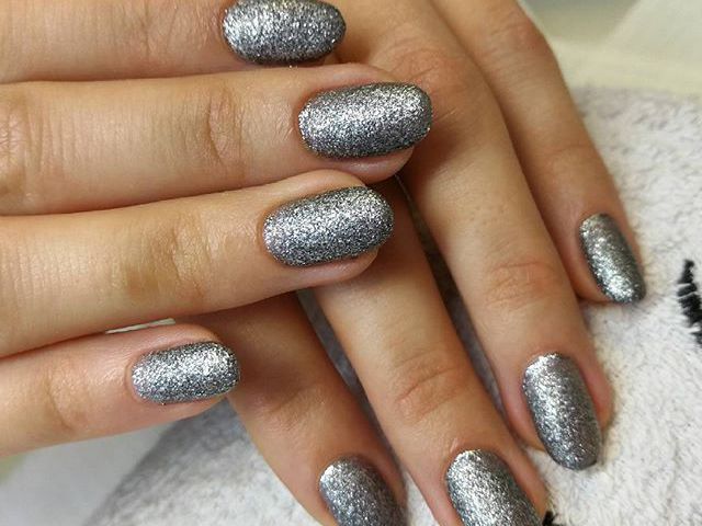 801-es Glamorous, szürke szines zselé Matte Finish Gel-lel fedve