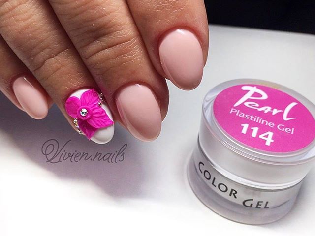 Újabb variáció Plastiline témára @vivien.nails -től. 
