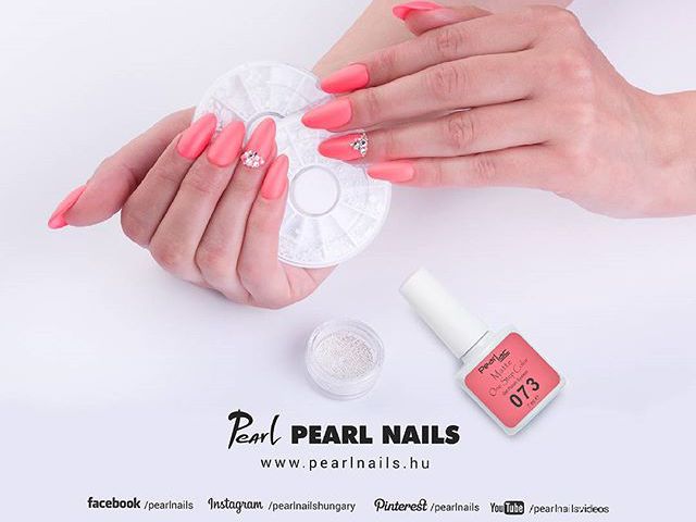 Egy szép PearLac Matte One Step gél lakk szín +gyöngyök/díszkövek = egyszerűen elegáns körmök 