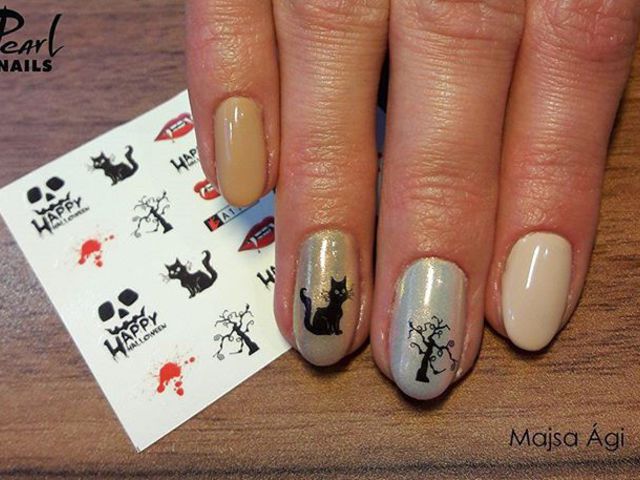 Ilyen jól mutatnak a Halloween mintás matricák... a PearLac Classic őszi-téli színein. :-)