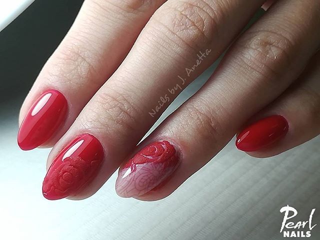 Nyomdával és színes zselébe szórt porcelán porral díszített vörös körmök @anetta.janosi -tól. 