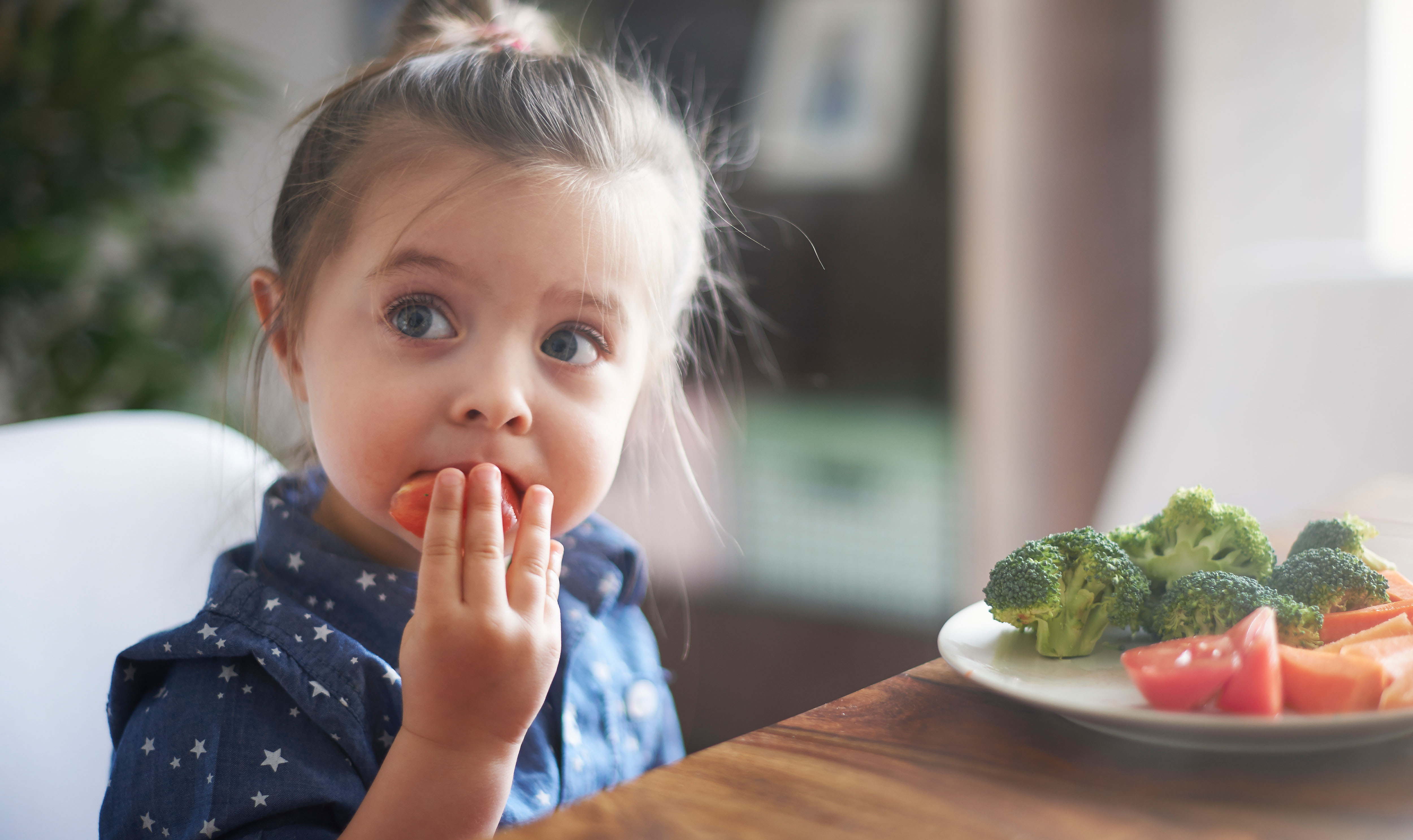 1_little-girl-eating-vegetables.jpg