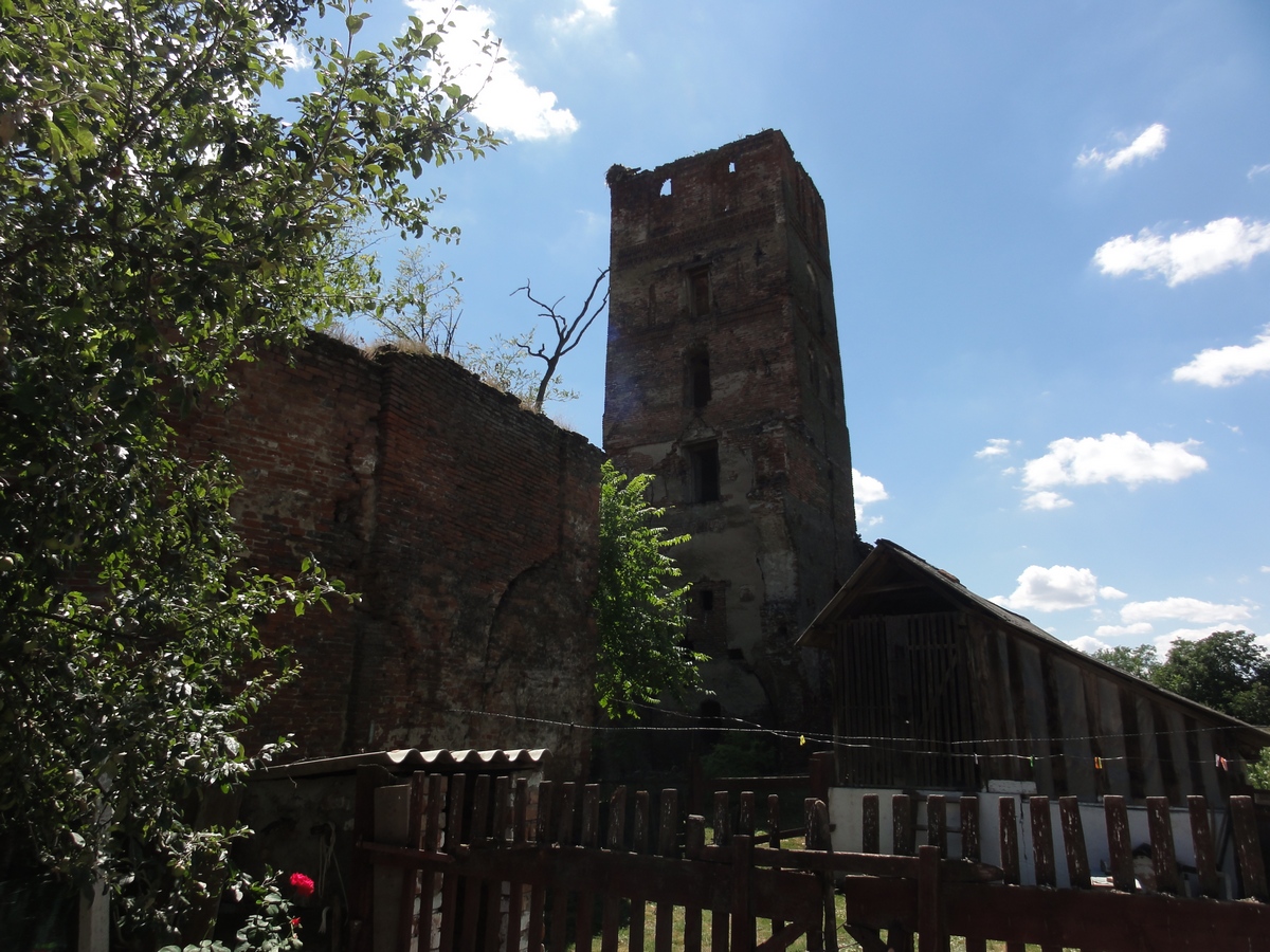A családi ház portáján található Árpád-kori templomrom