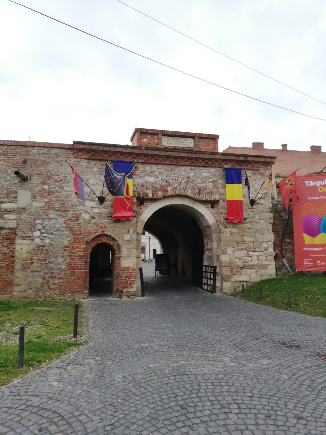 A vár felújított nyugati kapuja