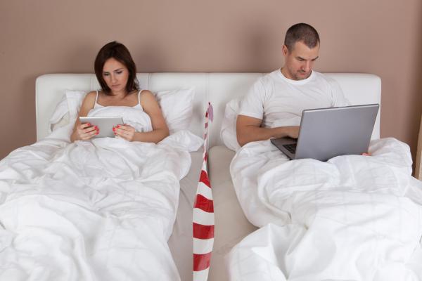 is_it_normal_for_a_married_couple_to_sleep_in_separate_beds_11969_600.jpg