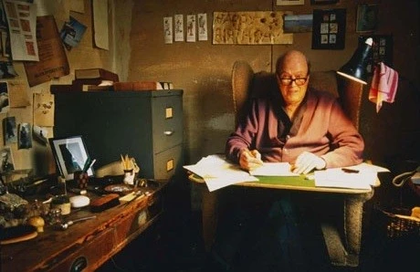 roald-dahl-at-his-desk.webp