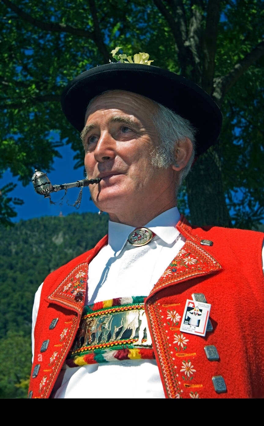 un-homme-suisse-fumant-une-pipe-en-costume-traditionnel-a-la-fete-du-bicentenaire-de-l-unspunnen-interlaken-grindelwald-aj2thw-transformed.jpeg