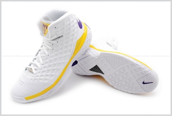 nike-zoom-kobe-3-iii-lakers-pair-pose-sole.jpg