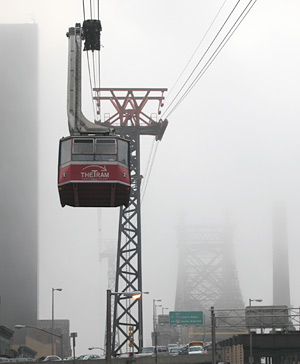 Roosevelt_Island_Tramway_foggy.jpg