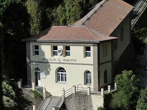 800px-Funicular_de_la_Santa_Cova-wiki.jpg