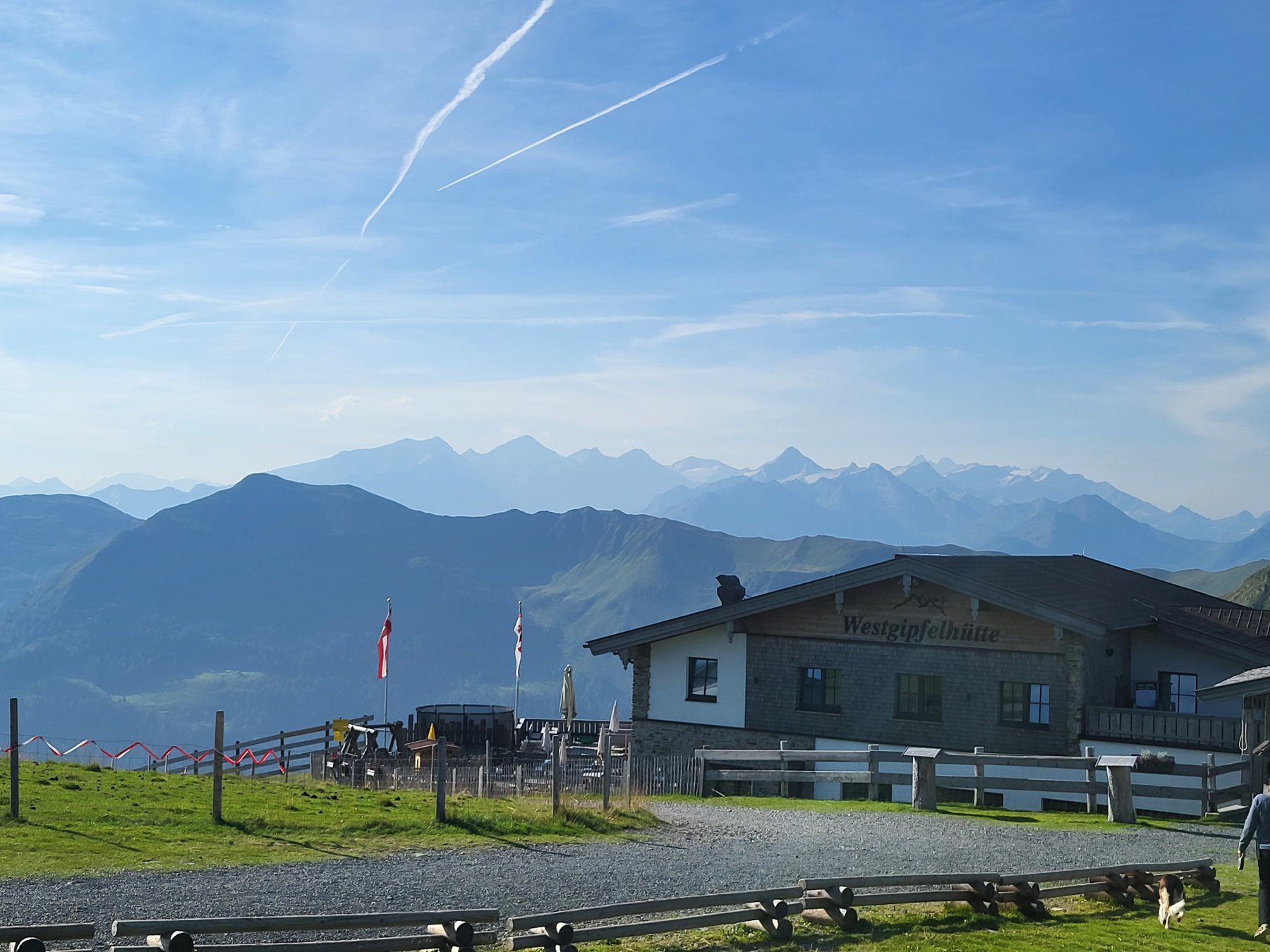 a_hutte_es_ha_minden_igaz_hatterben_a_grossglockner.jpg