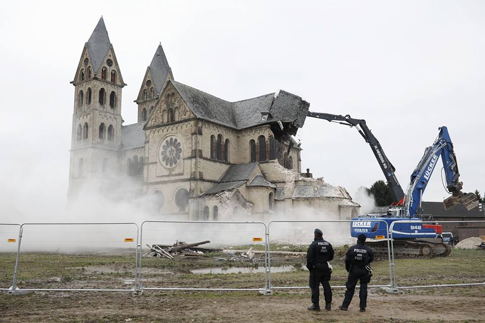 Fabiny Tamás püspök gondolatai a lerombolt német templomról