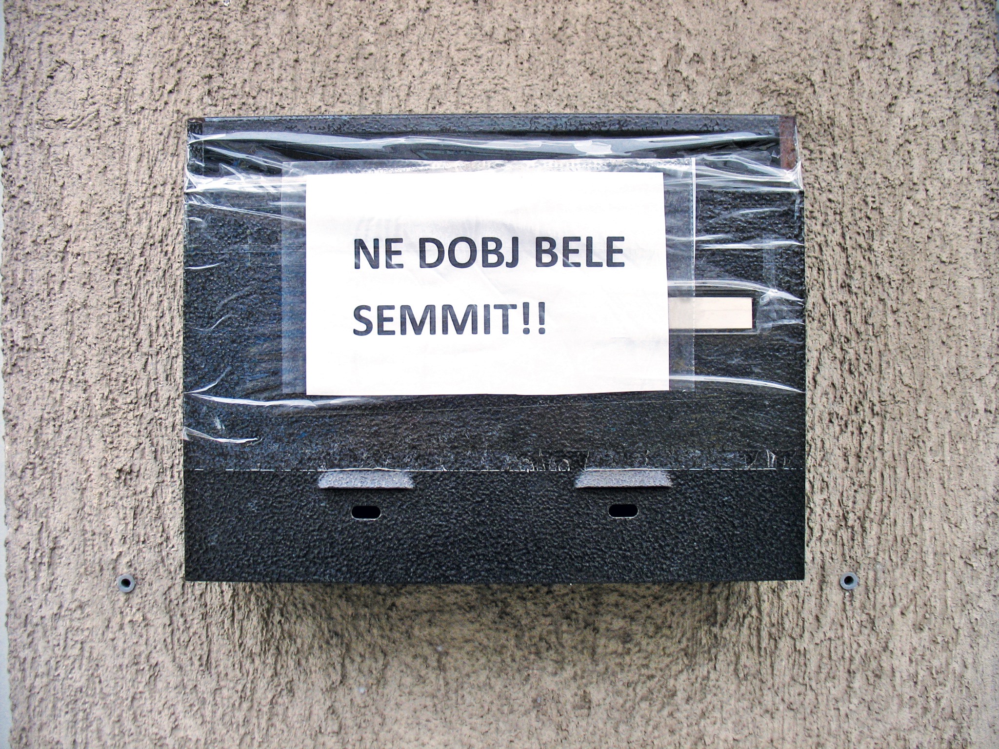 A leragasztott postaláda