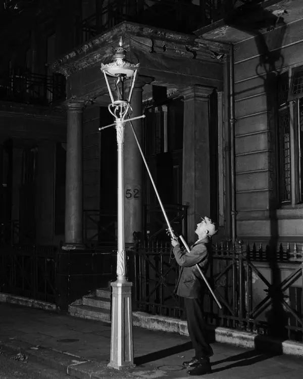lamplighter-kensington-circa-1930-by-bill-brandt-1904-1983-c28104.jpg
