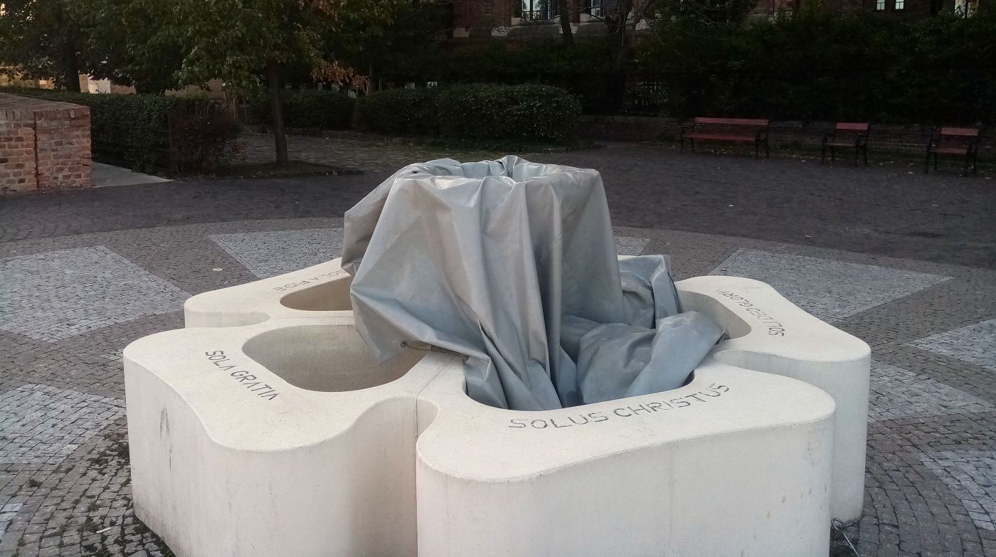 Kopott betűk, élő ige