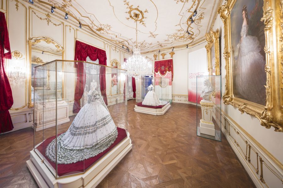 sisi_museum_replica_of_an_empress_elisabeth_dress_c_schloss_schoenbrunn_kultur-_und_betriebsges_m_b_h_severin_wurnig_2.jpg